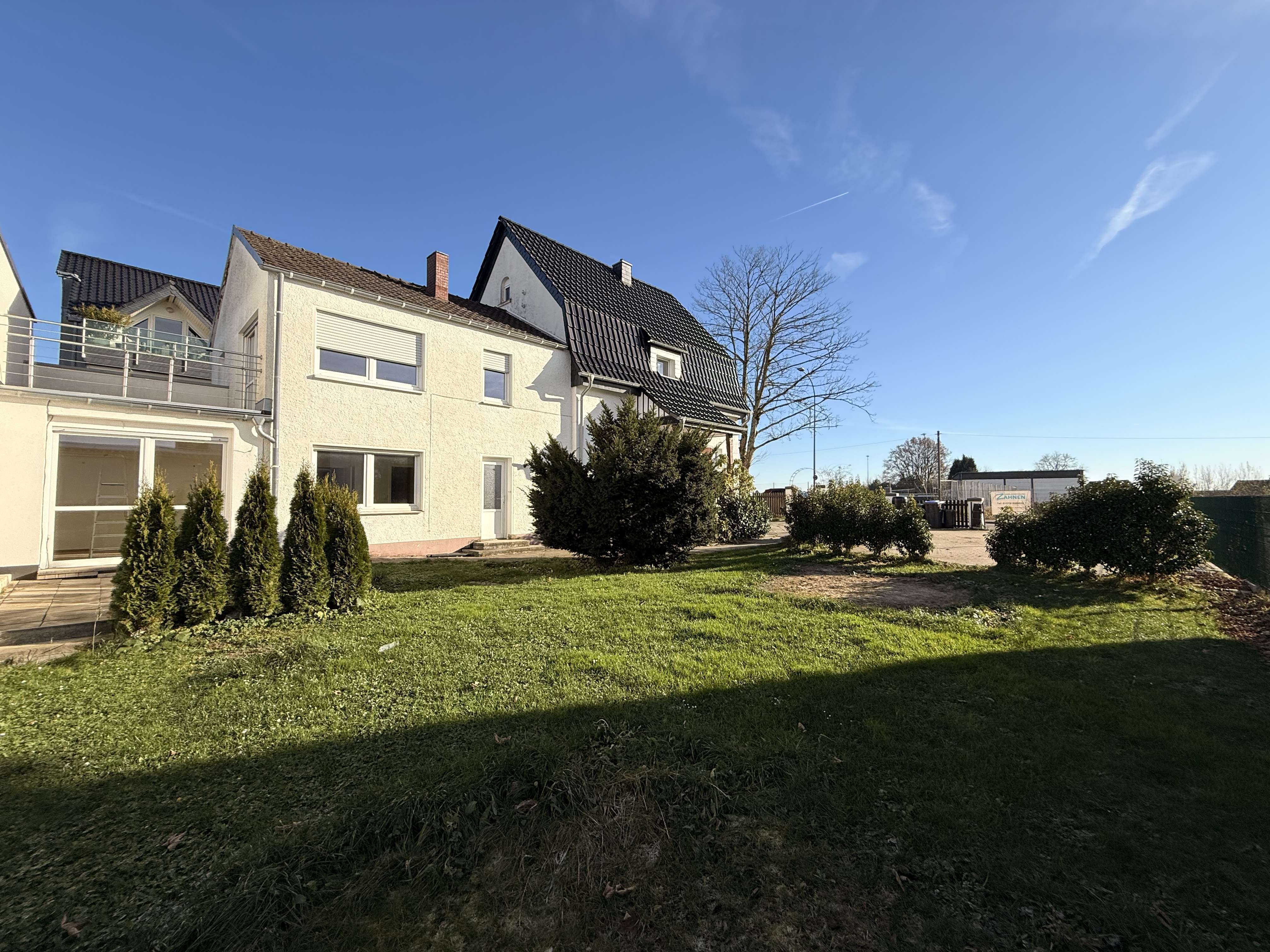 Raumwunder! Geräumiges 1-2 Familienhaus mit viel Potential in Herkenrath!