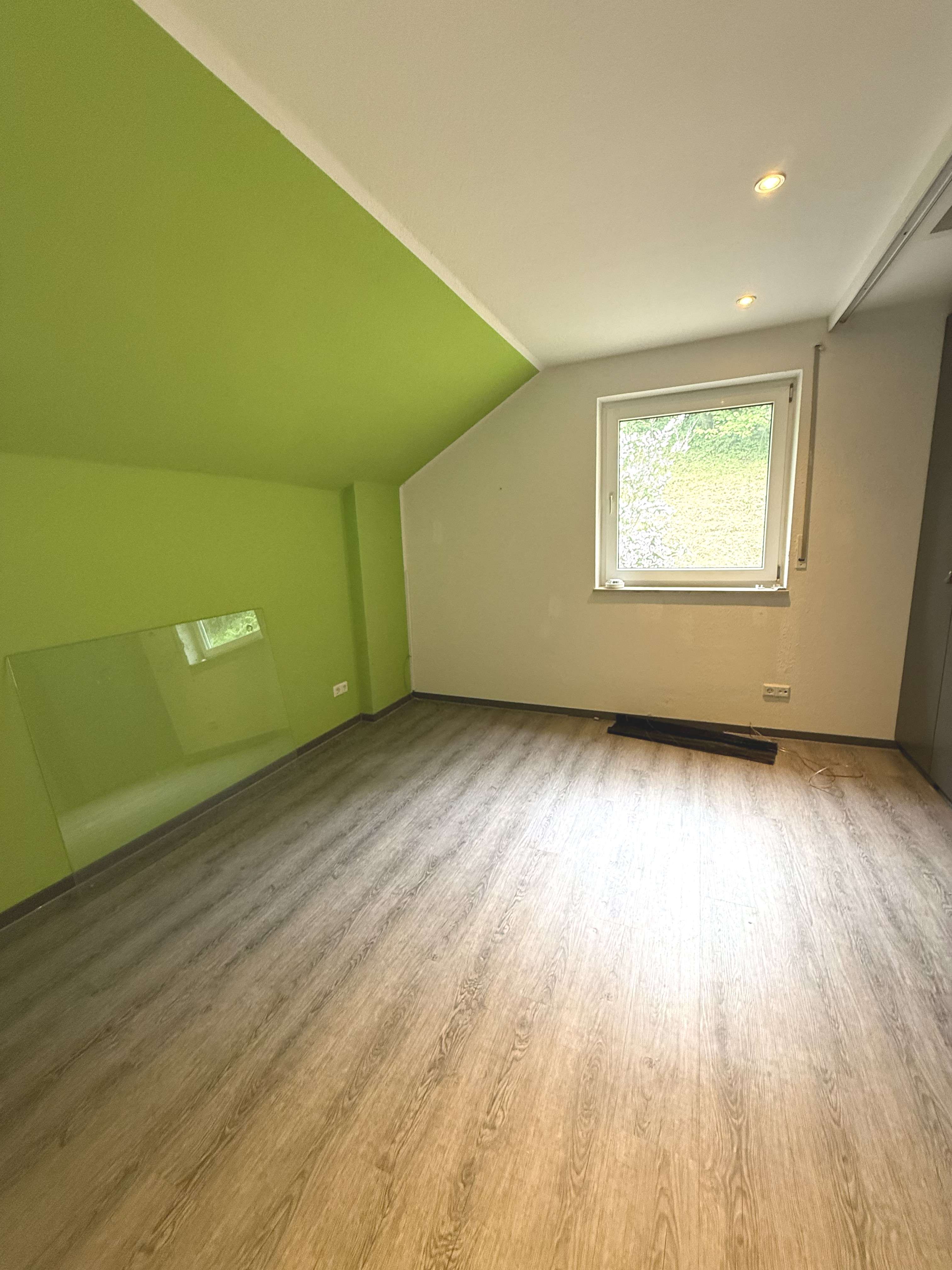 Großzügige DG-Wohnung mit Küche, großen Balkon und Garage  in Steinenbrück! Bild 10